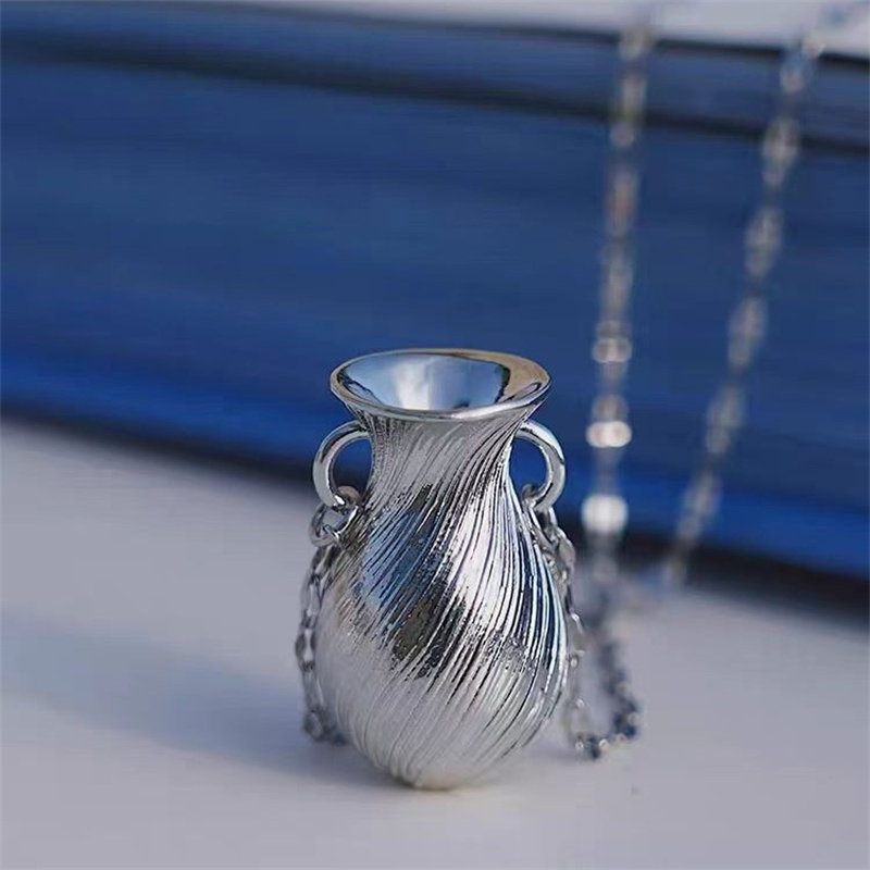 Elegante collana con ciondolo  - Vintage Fashion Sketches recensione e prezzo